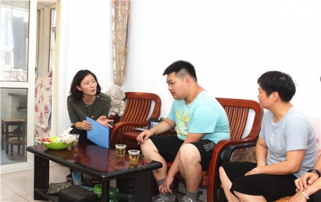 結對社區(qū)困難家庭，持續(xù)開展資助助學