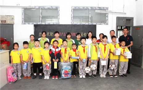 愛(ài)似水點(diǎn)點(diǎn) 溫情一片片，開展“六一”校園慰問(wèn)