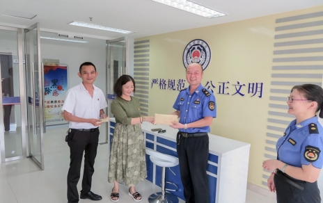 助人危困關(guān)愛(ài)社會(huì)，這是一種特別的擔(dān)當(dāng)