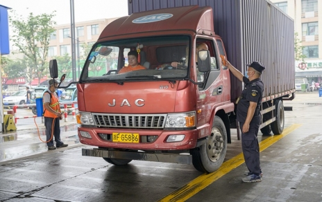 持續(xù)抓好疫情防控，保障市場(chǎng)有序穩(wěn)定運(yùn)轉(zhuǎn)