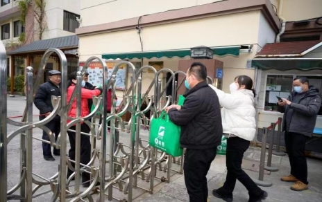 一份情驅(qū)散嚴(yán)寒，一片心常駐公益